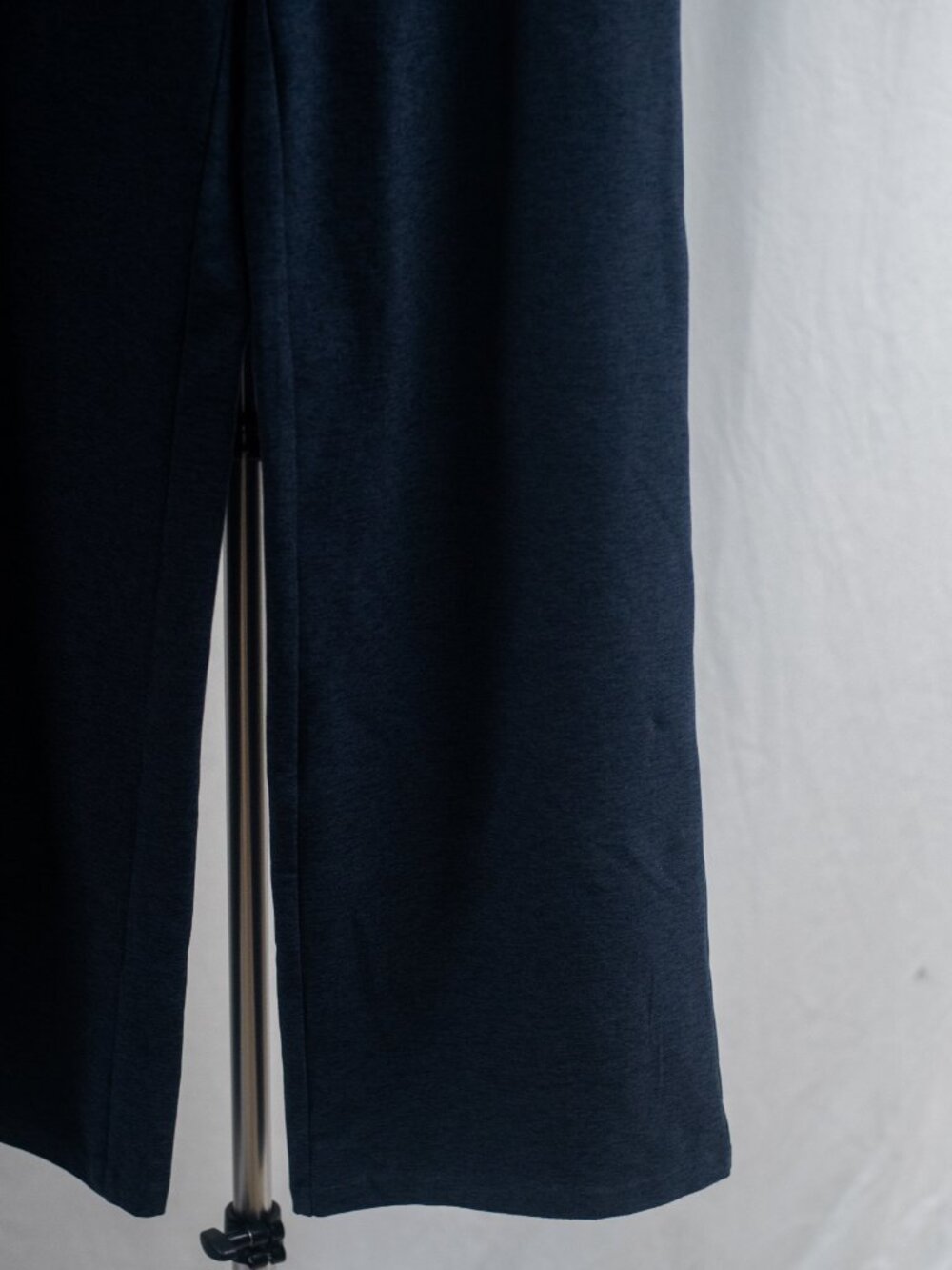 Vuori Women's Elevation Trouser in Midnight Heather - Picture 5 of 8